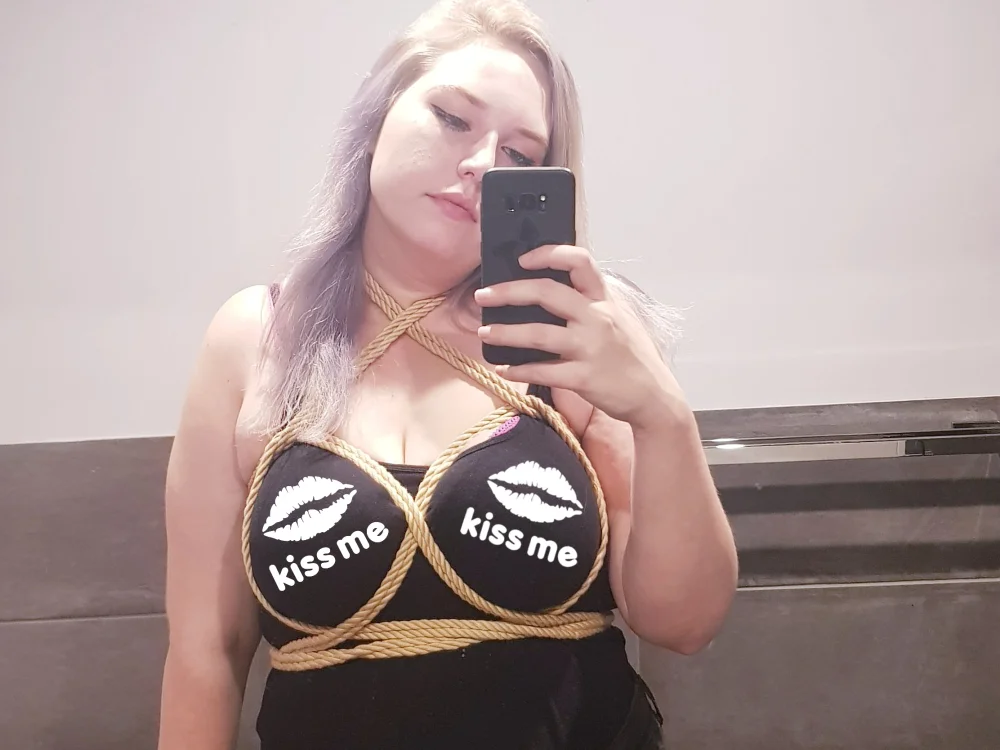 cutiewithcuves' Offline Chat Room