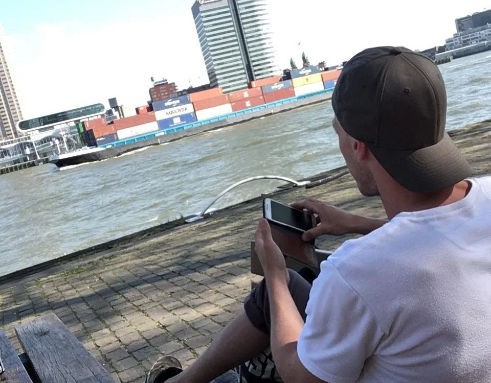Offline chatovací místnost playfull-boy