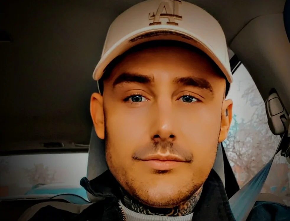 hue-g-rection's Offline XXX Chat