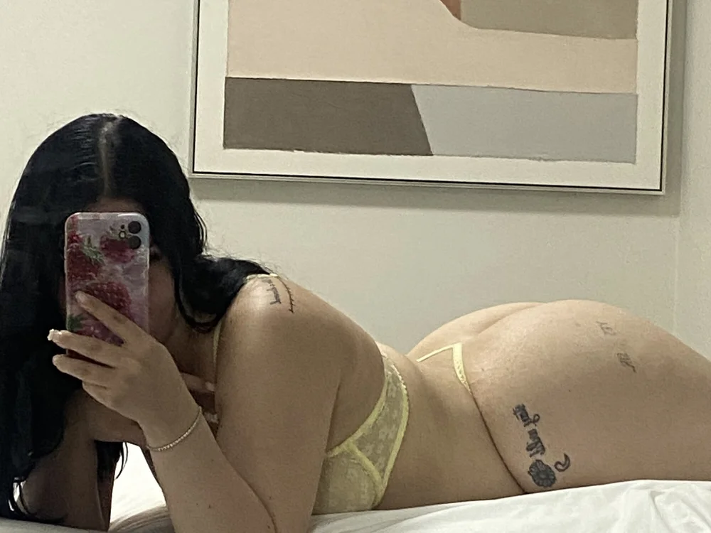 big_booty_ella's Offline Chat Room