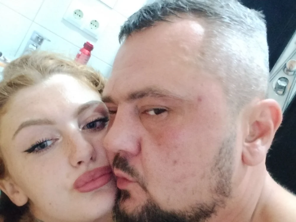 LisaAlex13312's Offline Chat Room