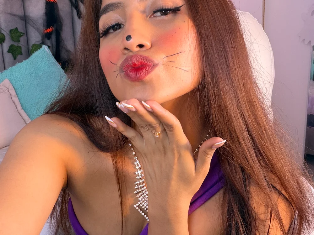 naomiii__ Adlı Modelin Çevrimdışı XXX Sohbeti