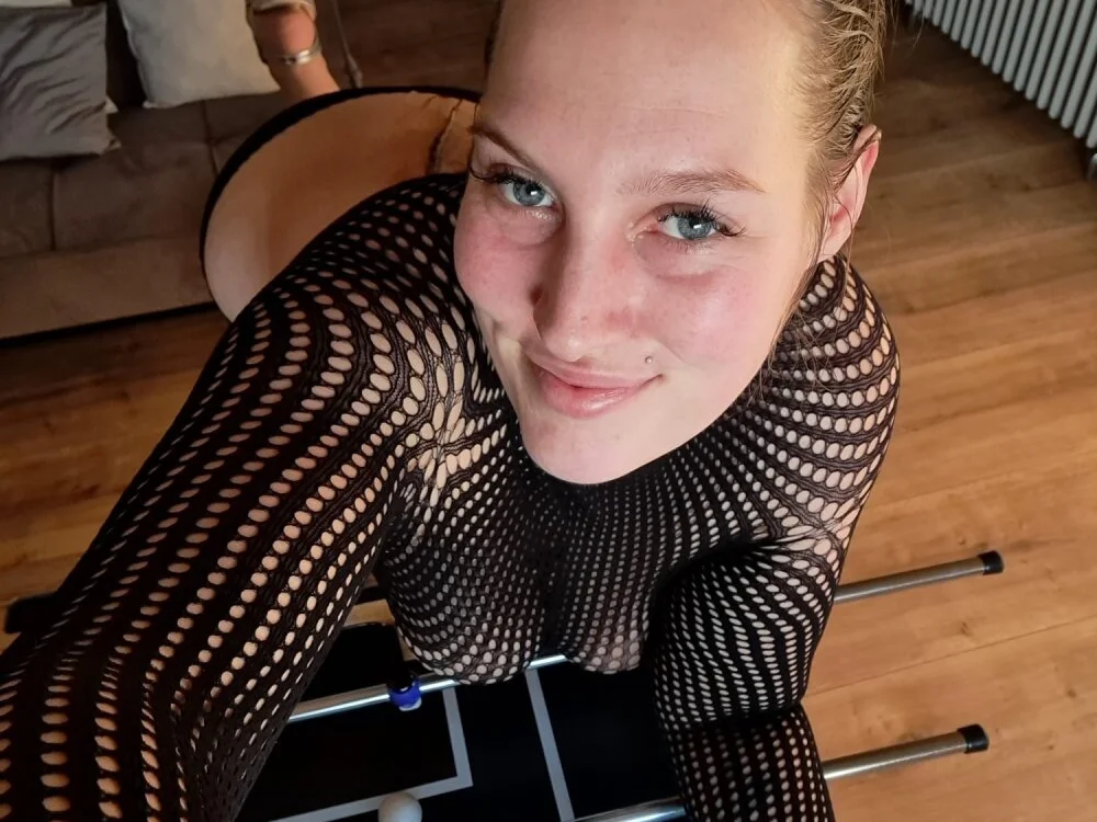 xqueenkinky Offline XXX-chat