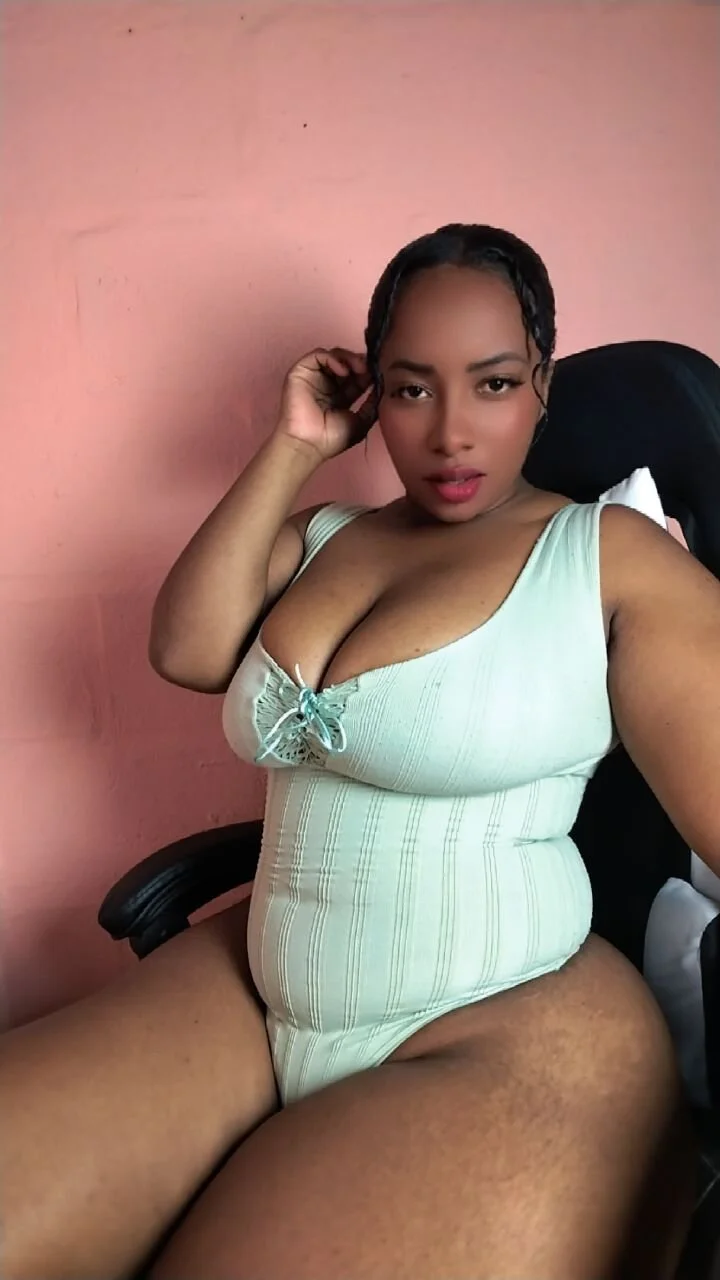 XXX Porn Photo of Nude SweetBustyRoxyXXX 1