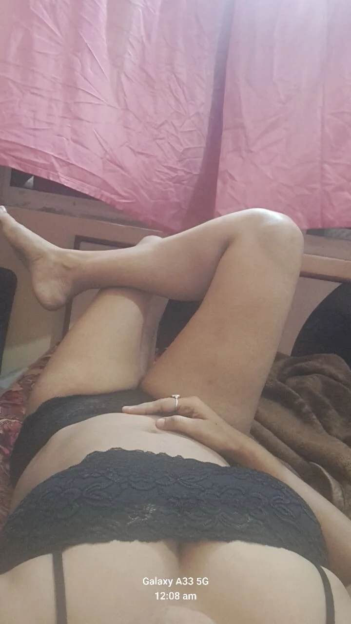 XXX Porn Photo of Nude MILFybar 1