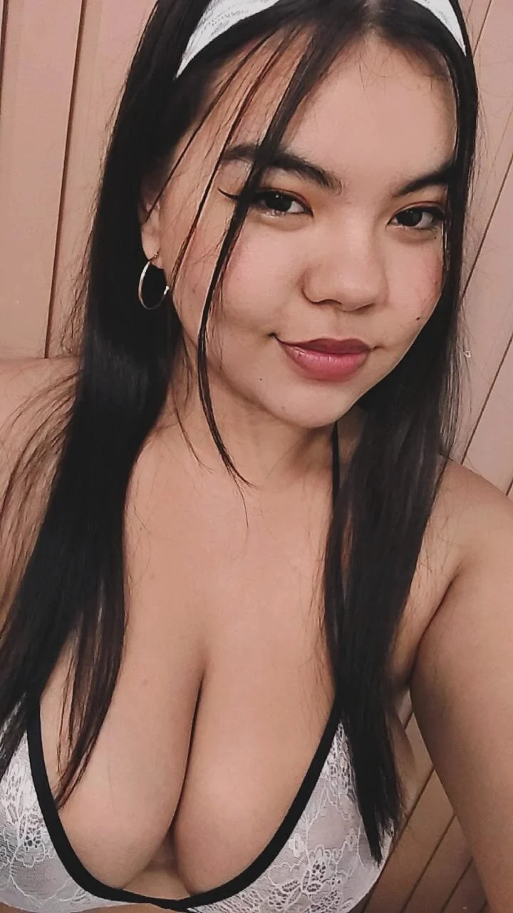 XXX Porn Photo of Nude klhoe_boobs 10