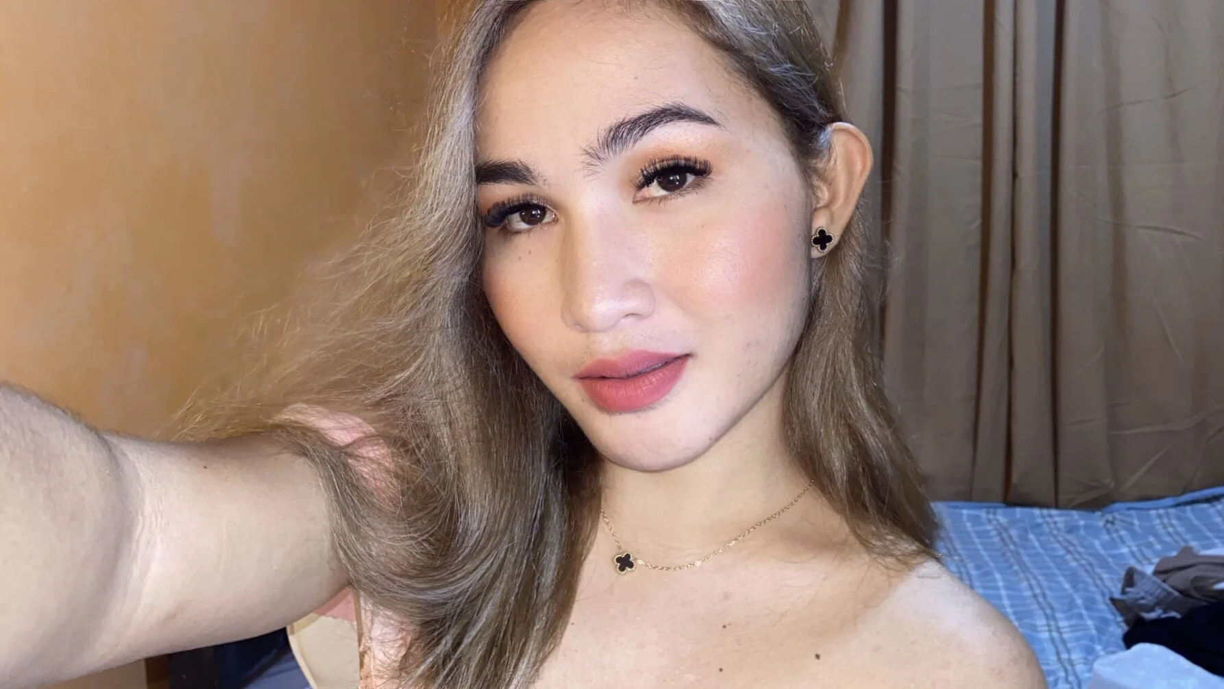 XXX Porn Photo of Nude ur_Katrina69 18