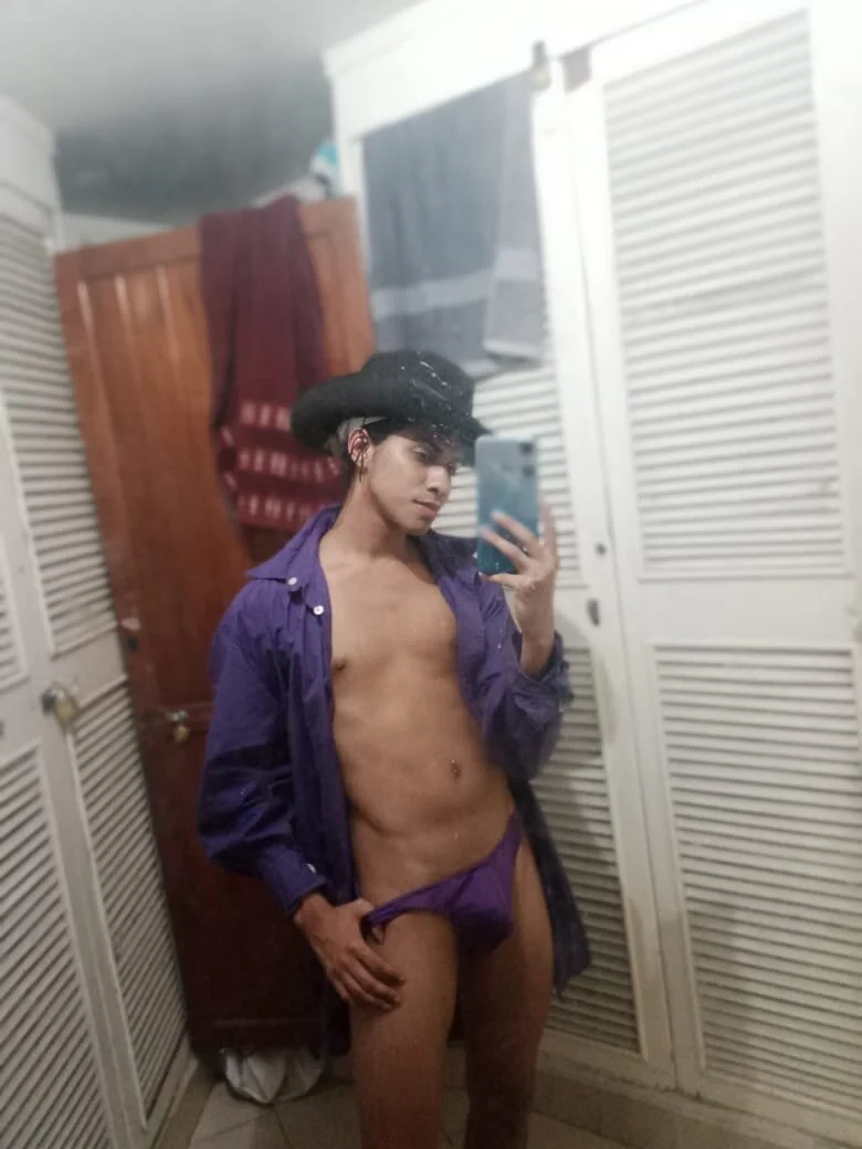 XXX Porn Photo of Nude Victor_LatinBoy 3