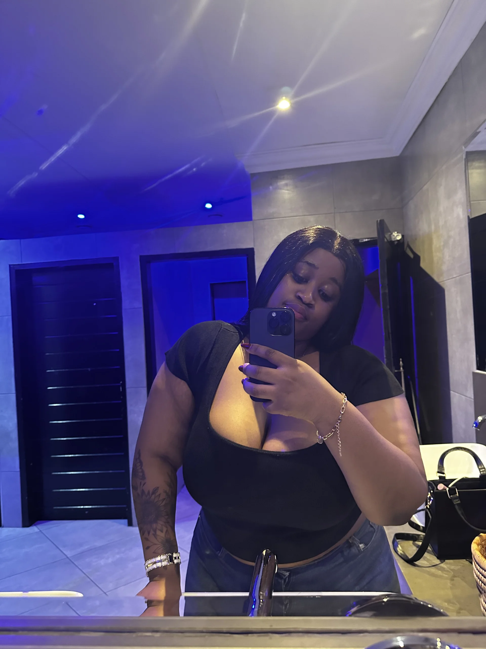 XXX Porn Photo of Nude CURVYBUBBLEZ 1
