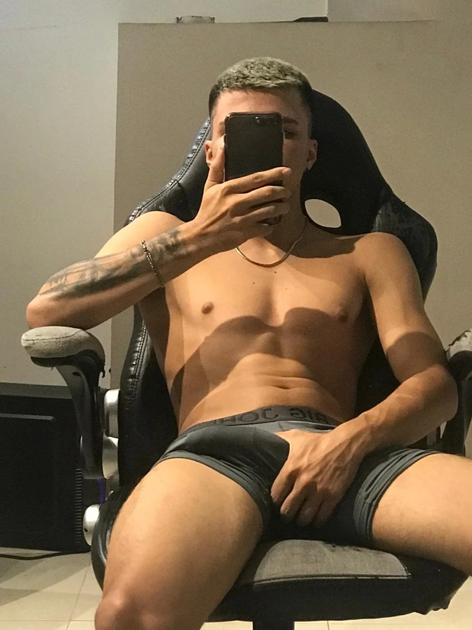XXX Porn Photo of Nude LoganGreys 16