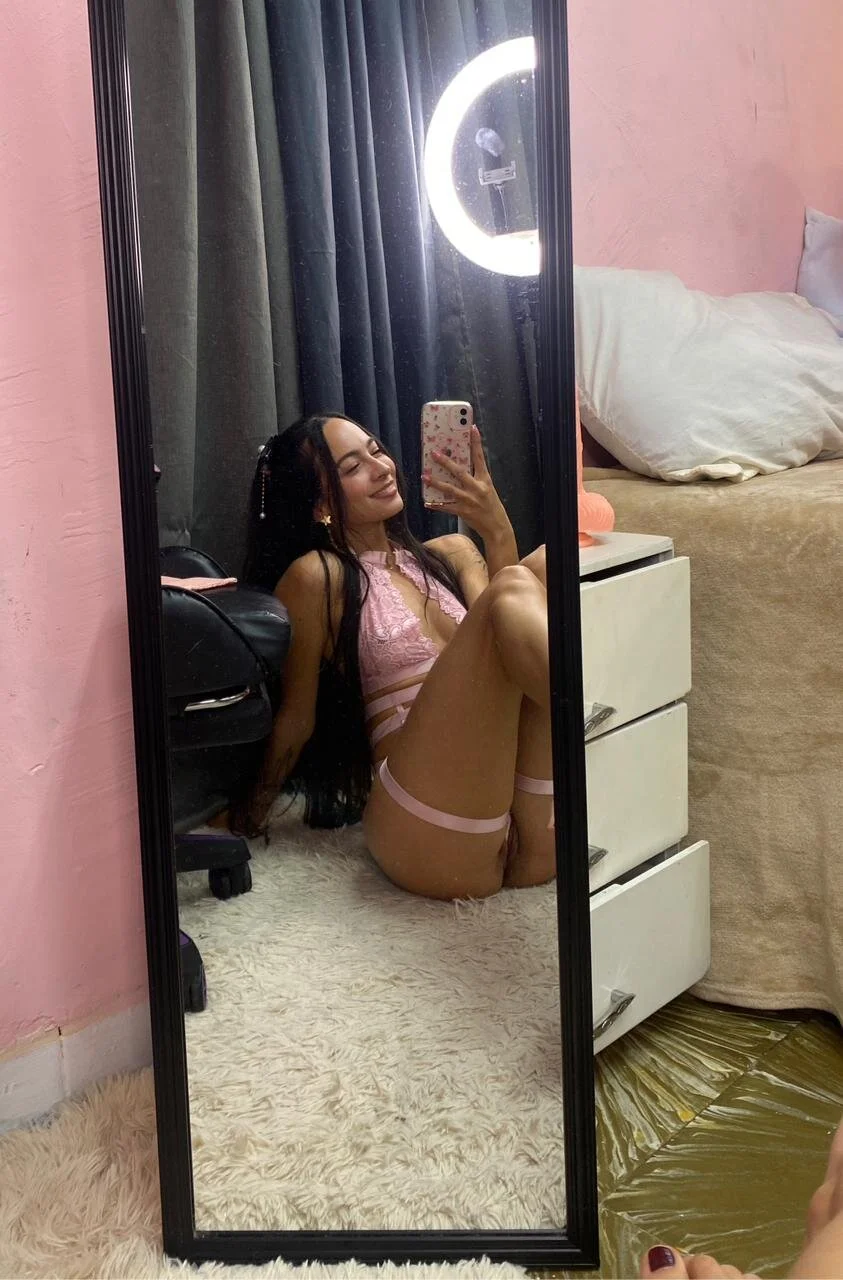 XXX Porn Photo of Nude Daphne_Rosse 11