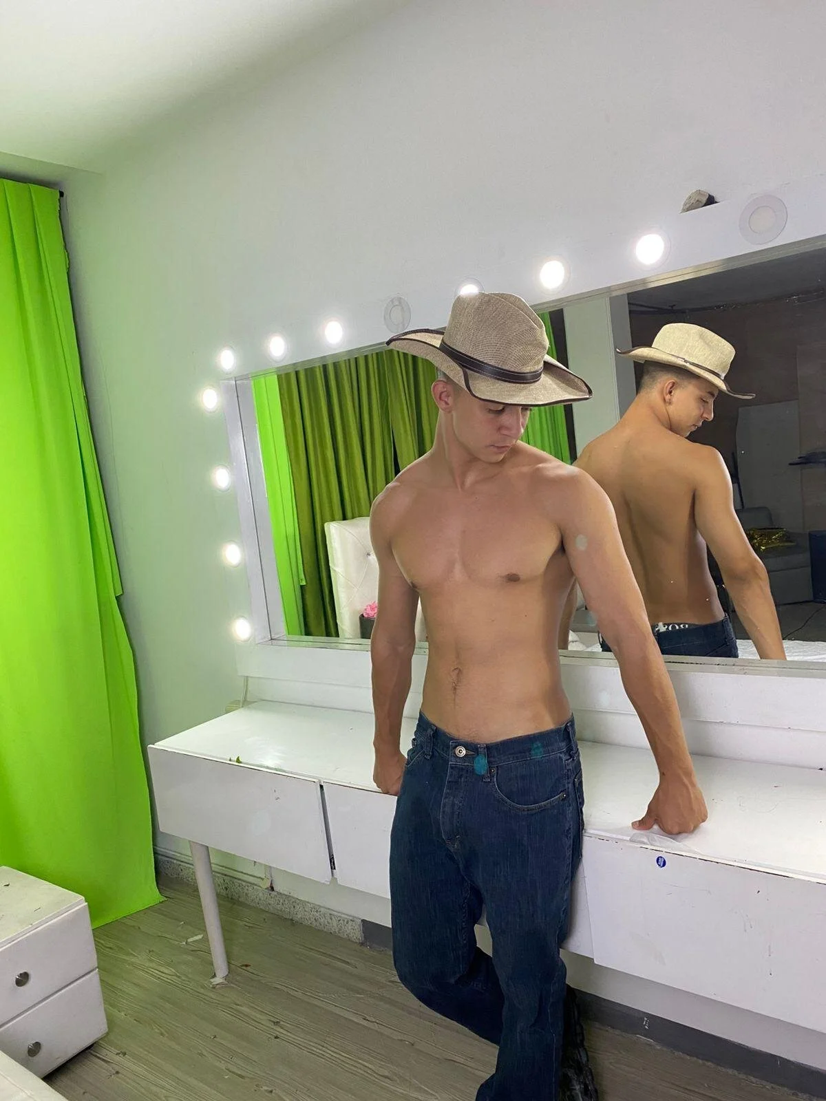 XXX Porn Photo of Nude Samuel_up01 21