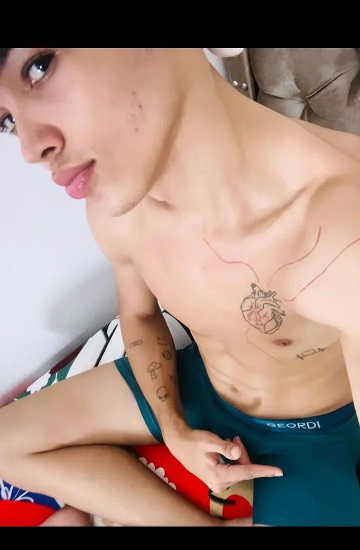 XXX Porn Photo of Nude Enyer_twin1 2