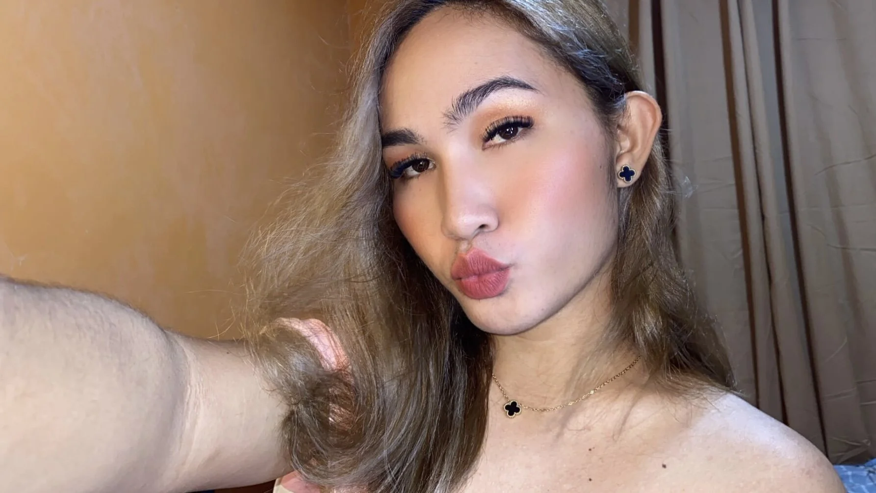 XXX Porn Photo of Nude ur_Katrina69 17