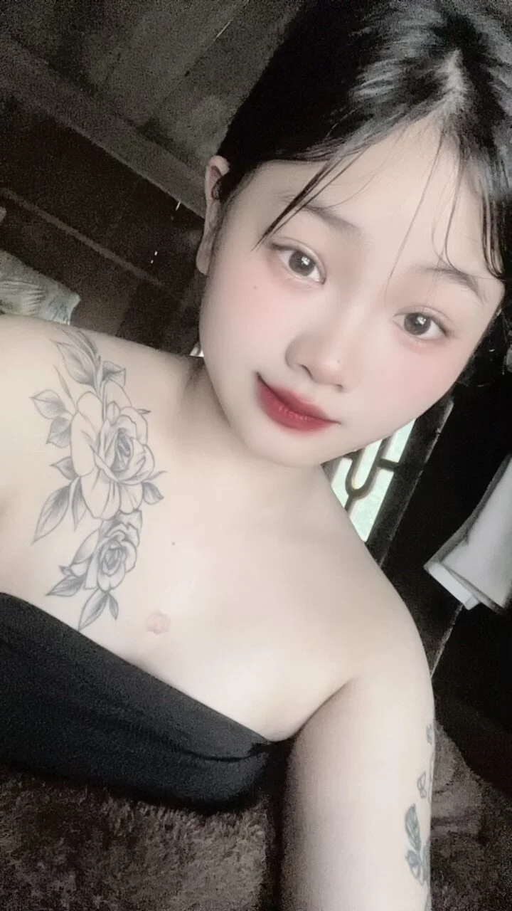XXX Porn Photo of Nude em-cute 1