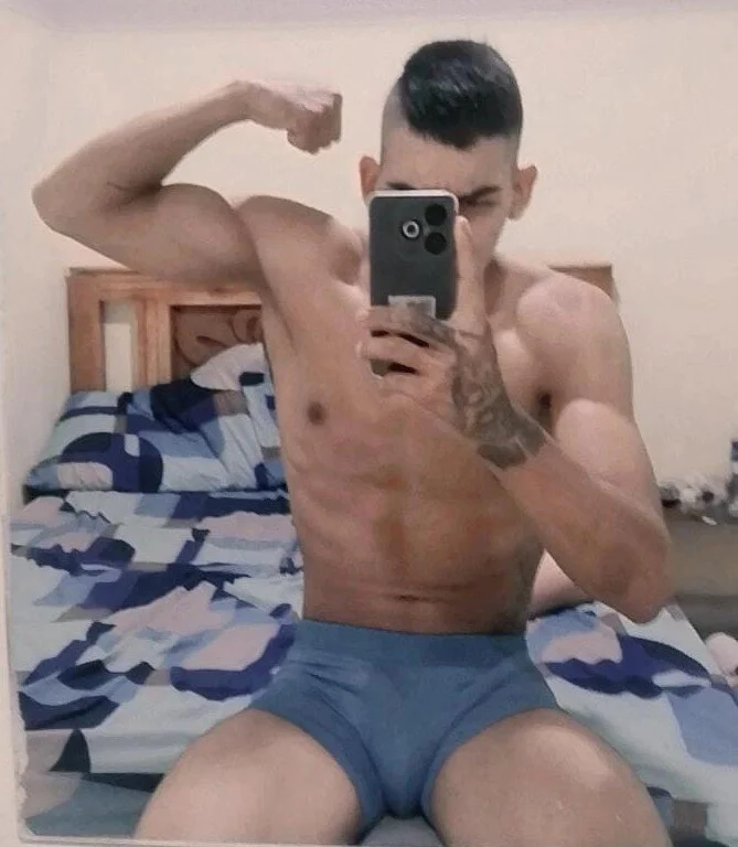XXX Porn Photo of Nude Milo_LatinBoy 4