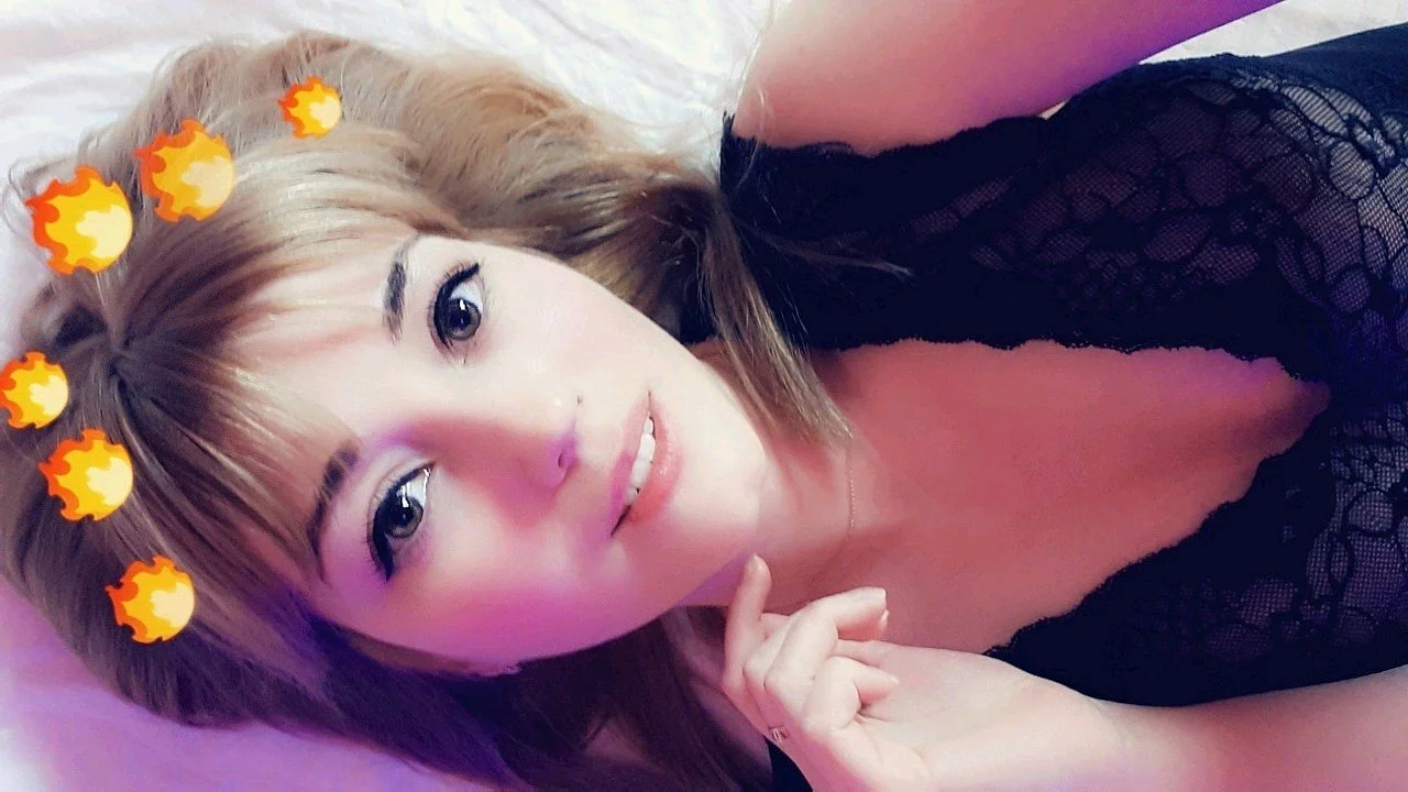 XXX Porn Photo of Nude HotCarolineXO 1