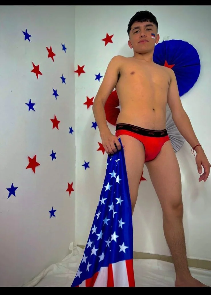 XXX Porn Photo of Nude benji_hoter 15