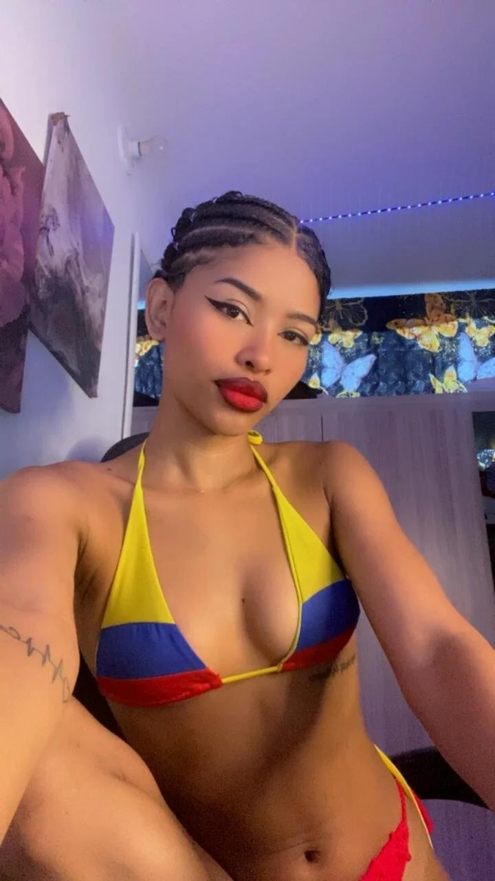 XXX Porn Photo of Nude isabela_gomez_ 3