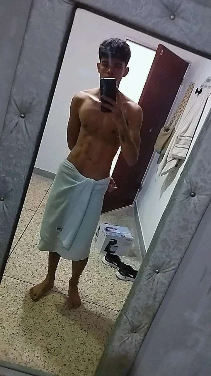 XXX Porn Photo of Nude logan_thomas 25