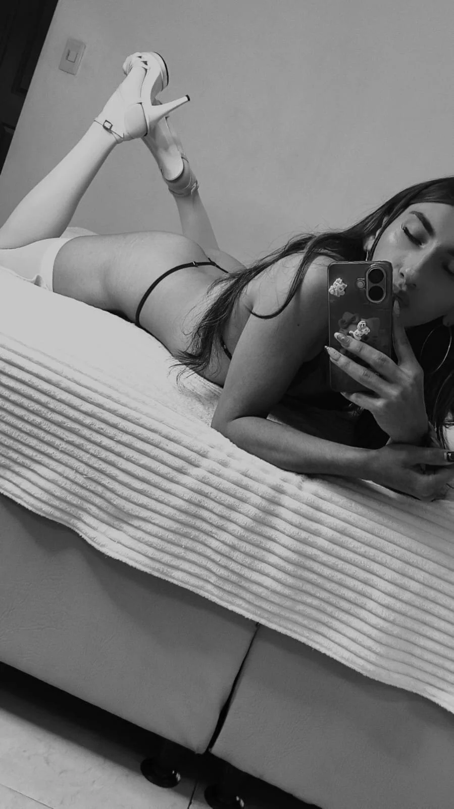 XXX Porn Photo of Nude IsabelleDaza 3