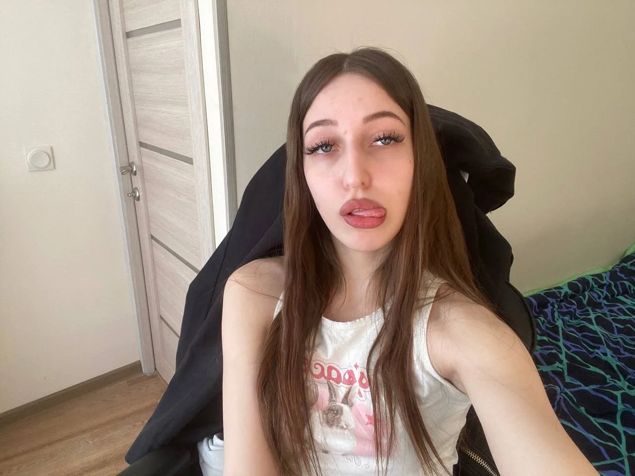 XXX Porn Photo of Nude CutieWorm 4