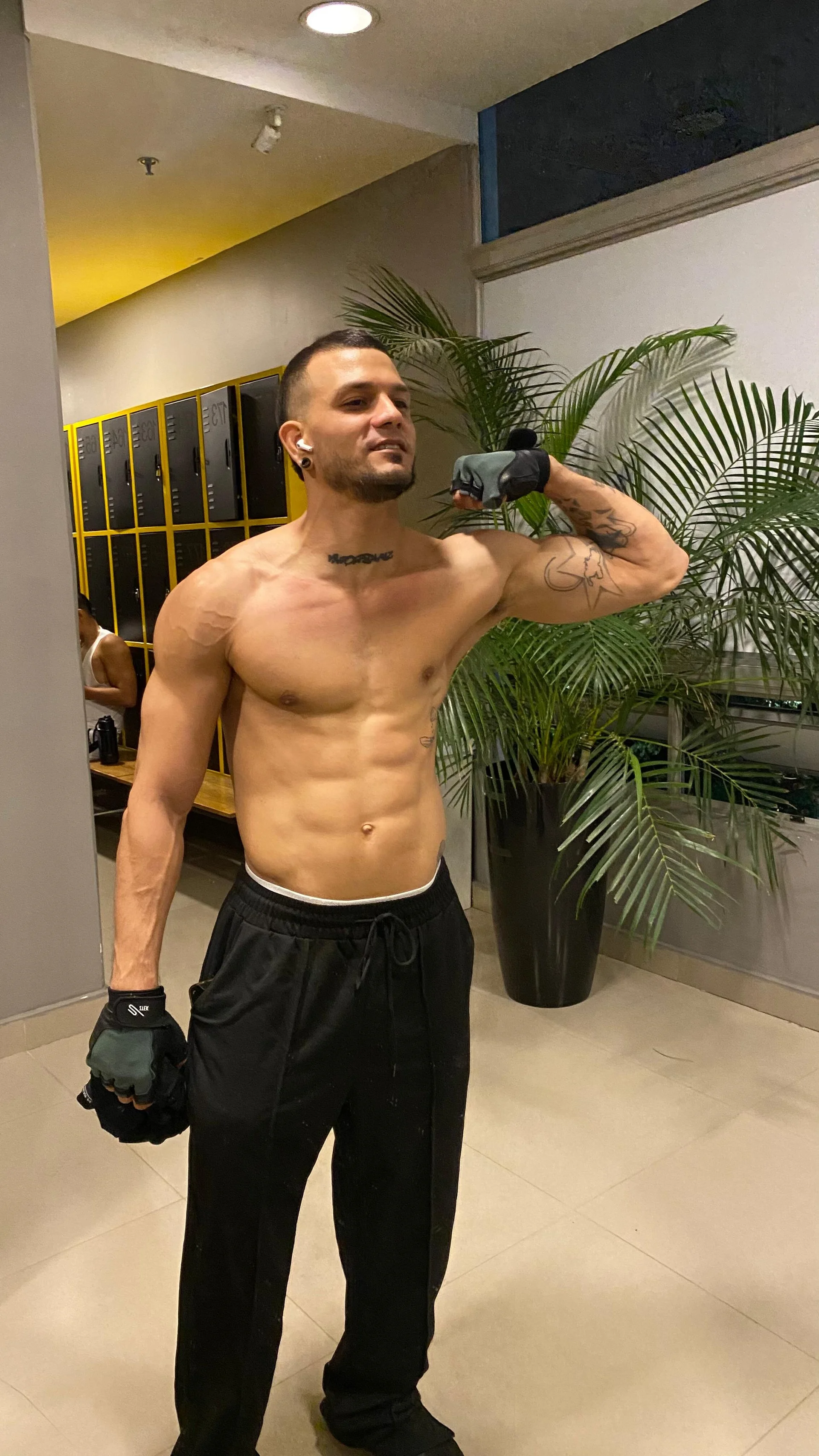 XXX Porn Photo of Nude morenosiam 18