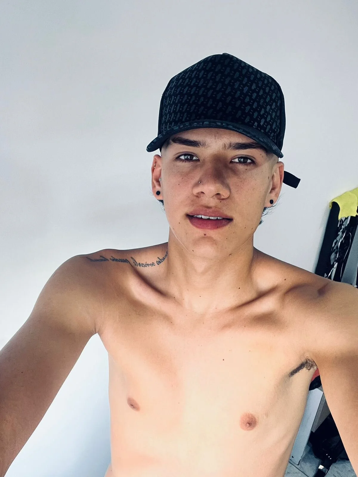 XXX Porn Photo of Nude maxthomson_boy 18