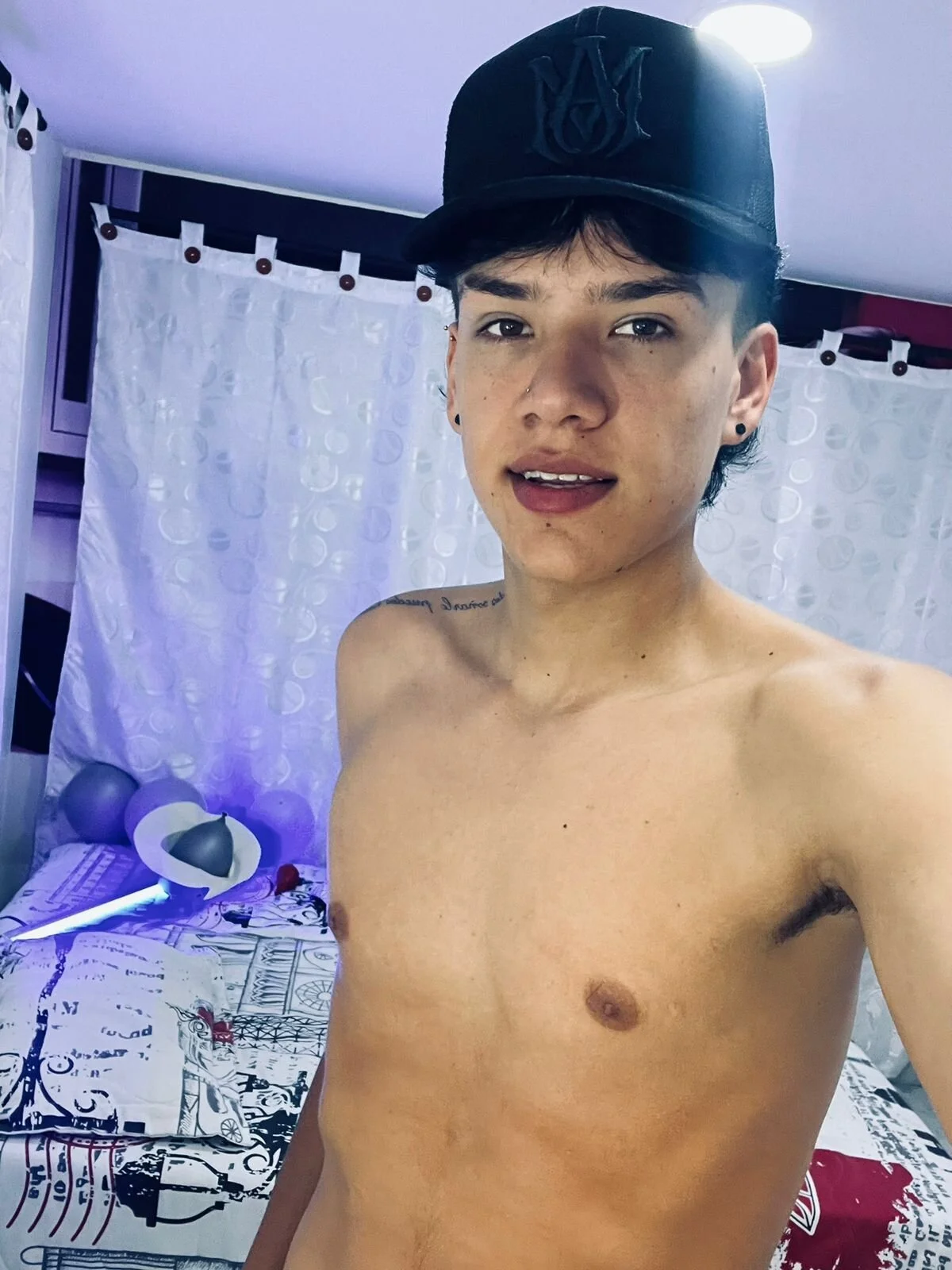 XXX Porn Photo of Nude maxthomson_boy 16