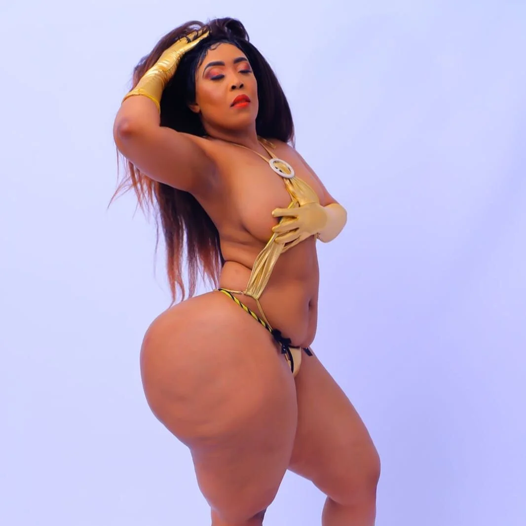 XXX Porn Photo of Nude GiantBootyMilf 10