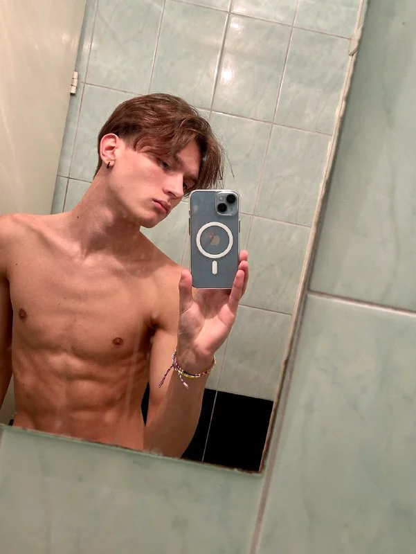 XXX Porn Photo of Nude Ian_Flor 3