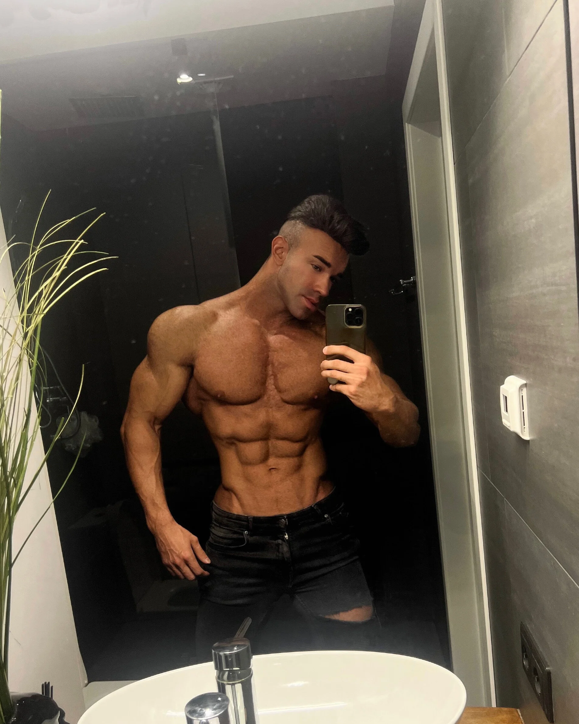 XXX Porn Photo of Nude bretman_narcissus 7