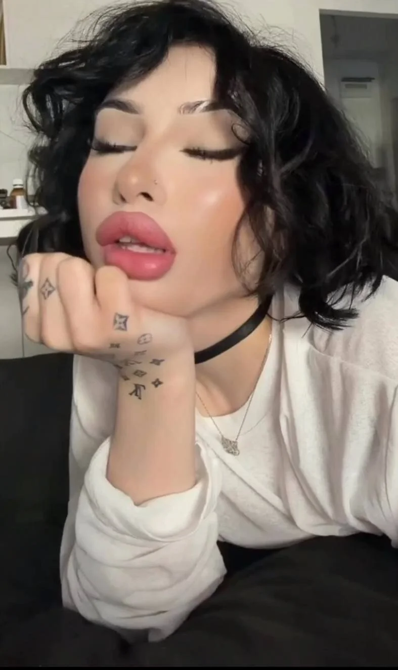 XXX Porn Photo of Nude LouisiVuittoni 4