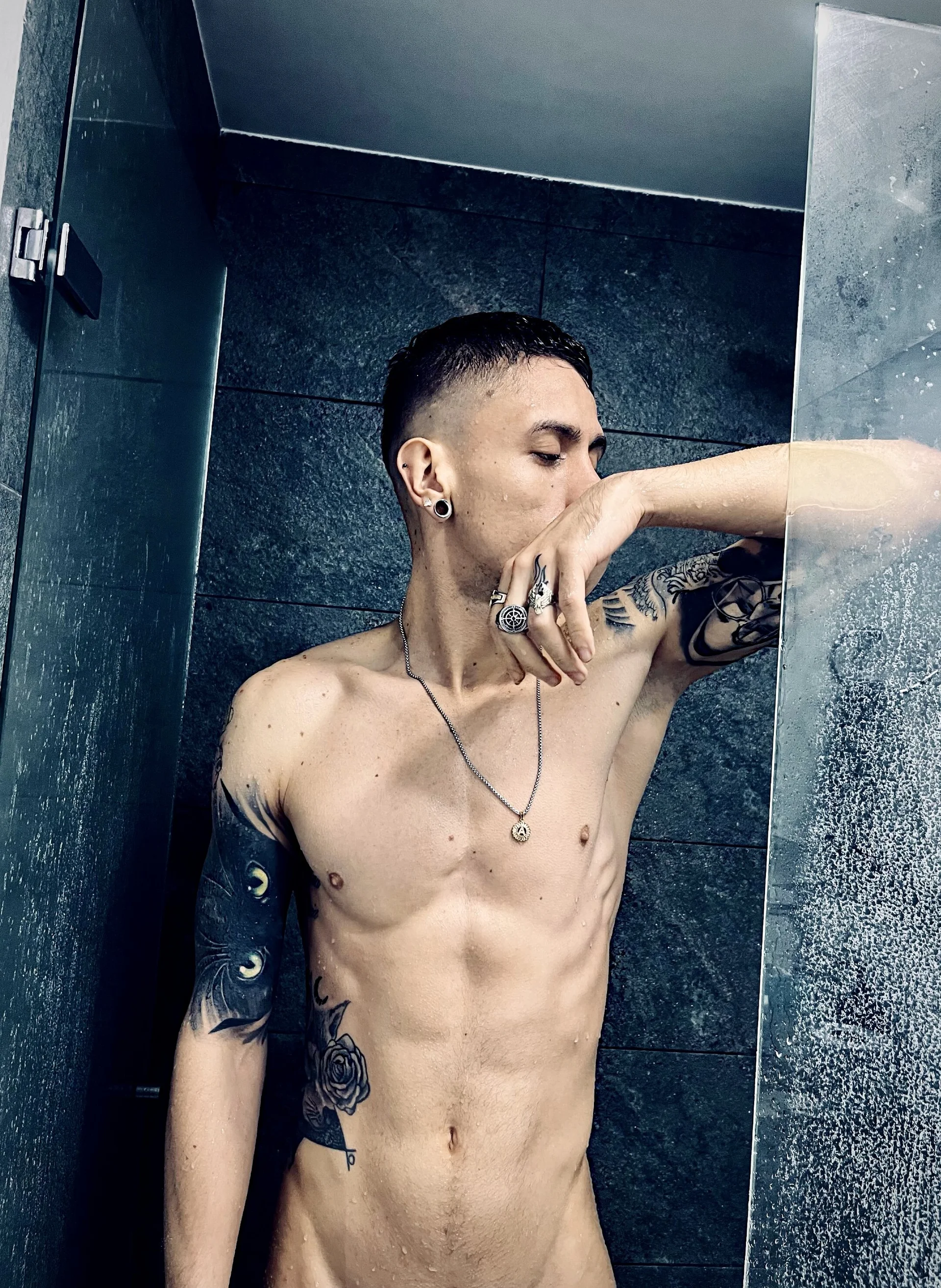 XXX Porn Photo of Nude aaronswt 32
