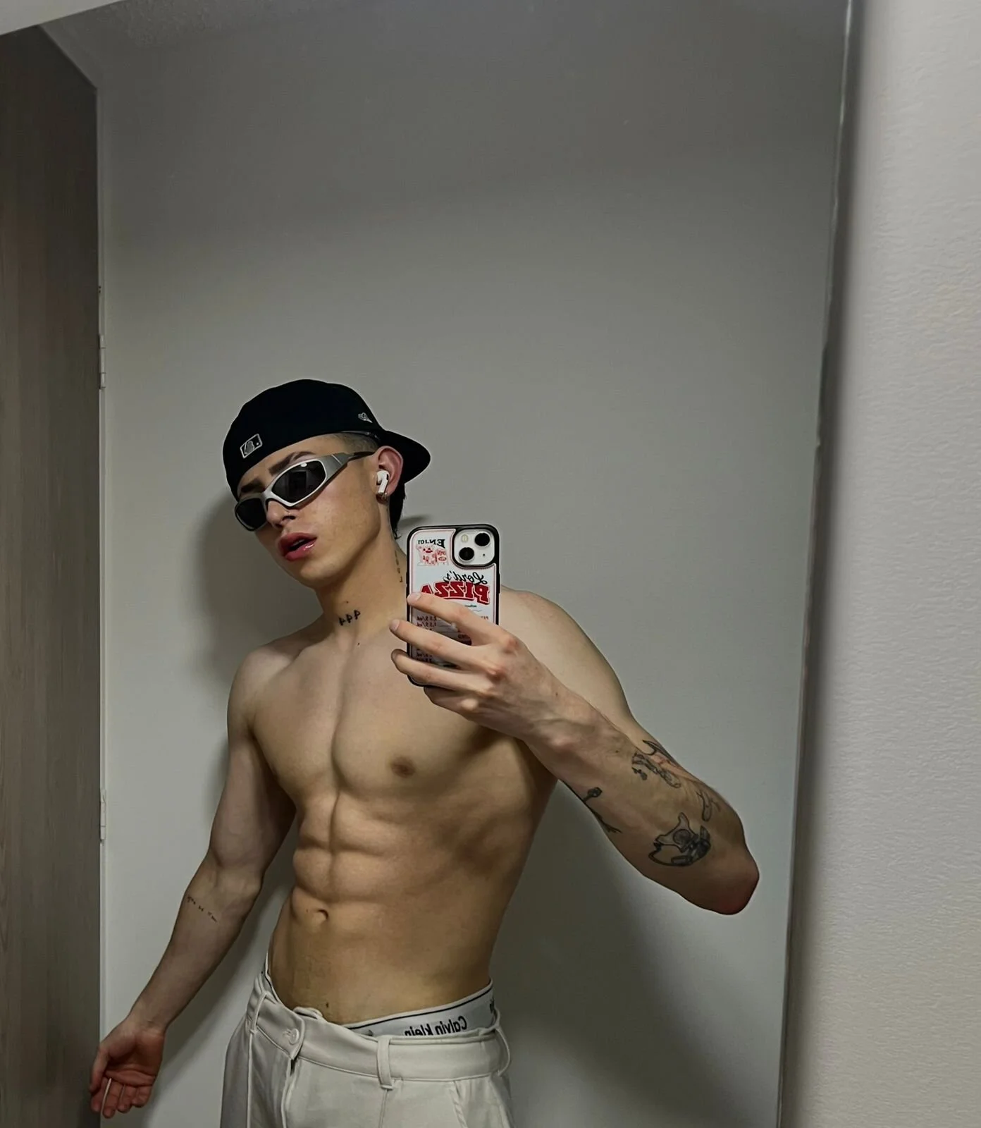 XXX Porn Photo of Nude strongManLatino 3