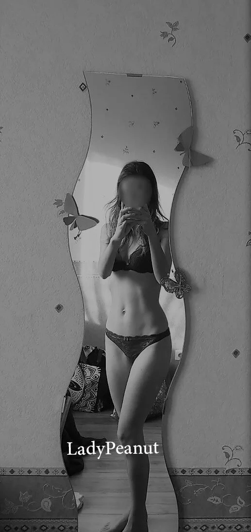 XXX Porn Photo of Nude LadyPeanut 16