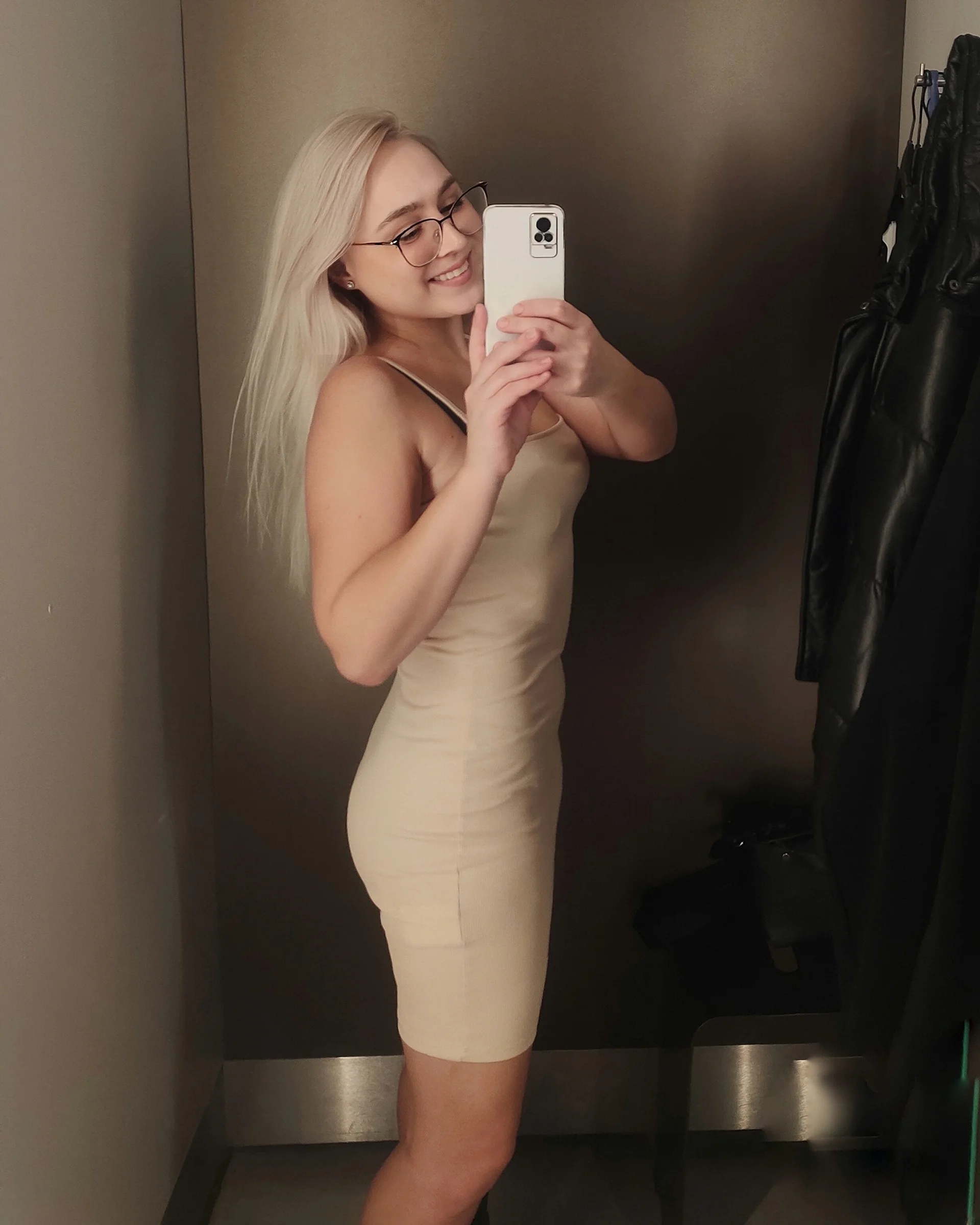 XXX Porn Photo of Nude Glowpus 3