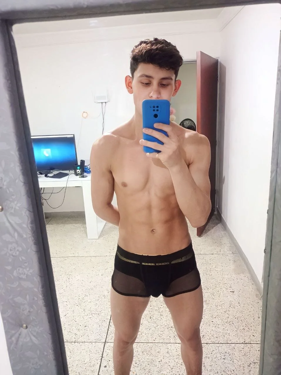 XXX Porn Photo of Nude logan_thomas 13
