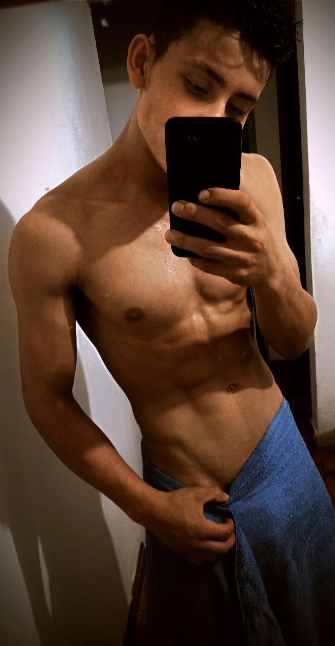 XXX Porn Photo of Nude logan_thomas 16