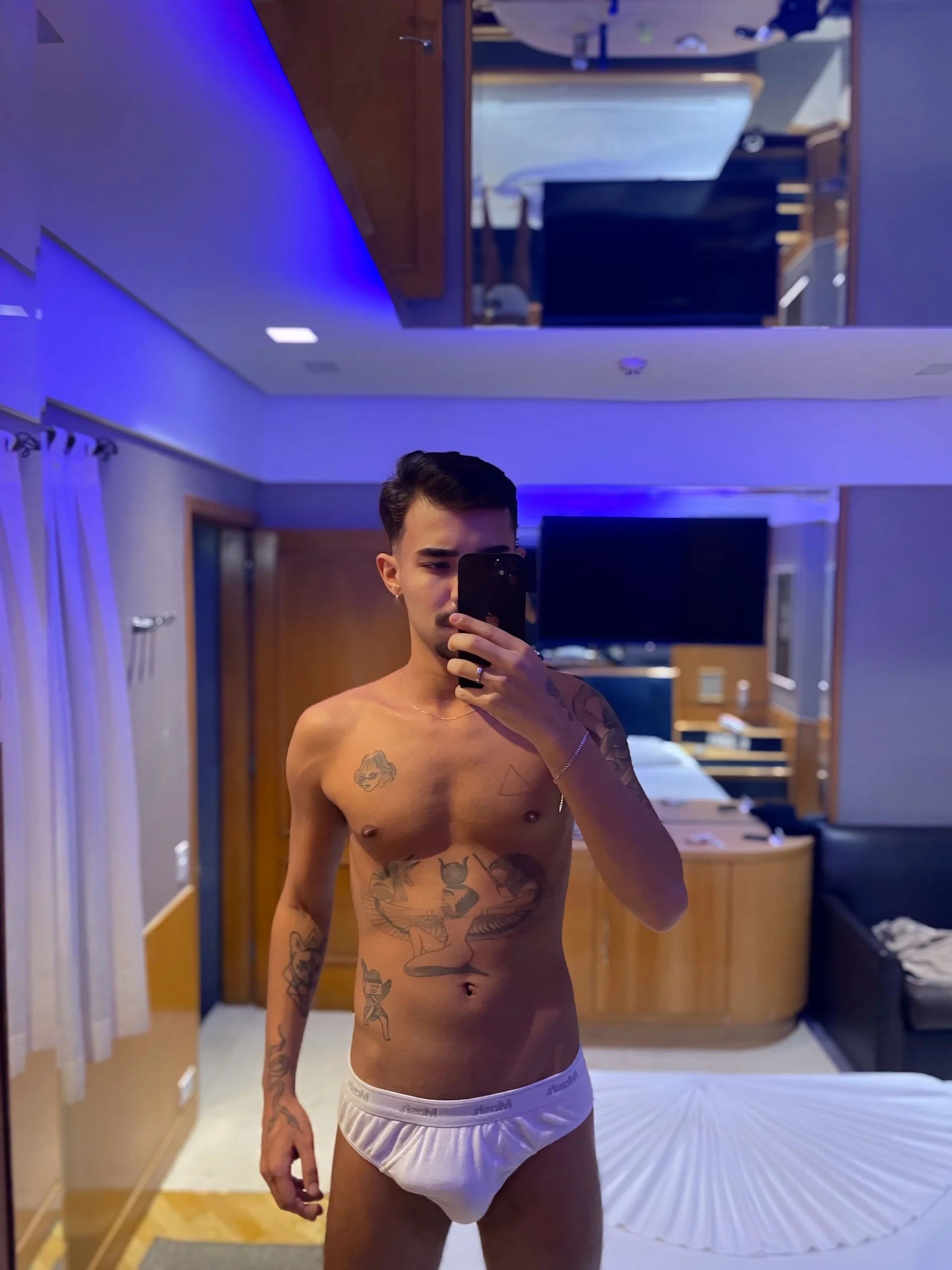 XXX Porn Photo of Nude guitwink 3