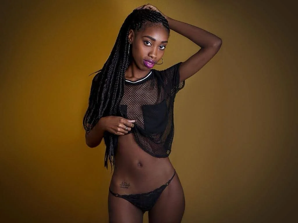 XXX Porn Photo of Nude SCARLHETTBROWN 2