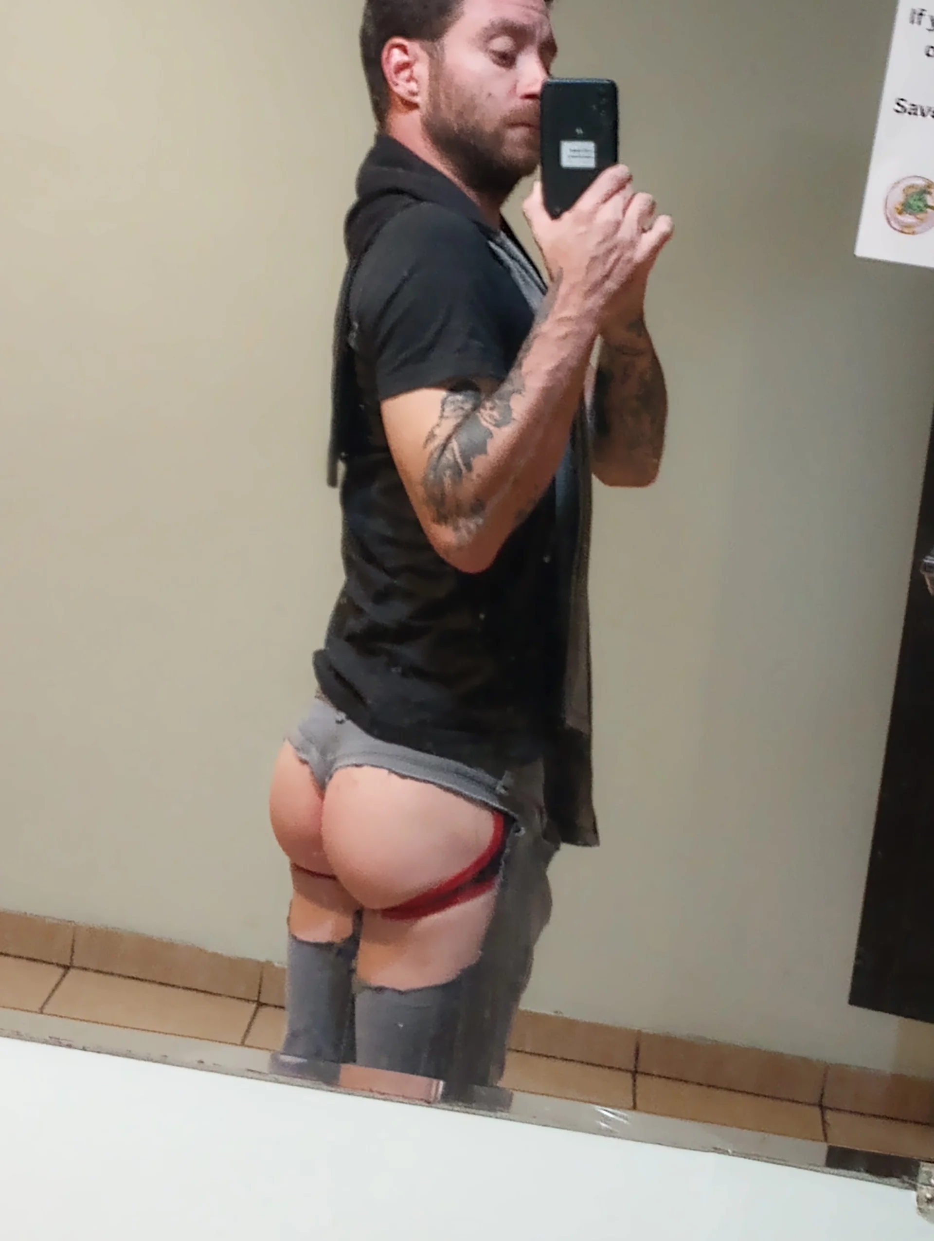 XXX Porn Photo of Nude BigButtBetaBoi 4