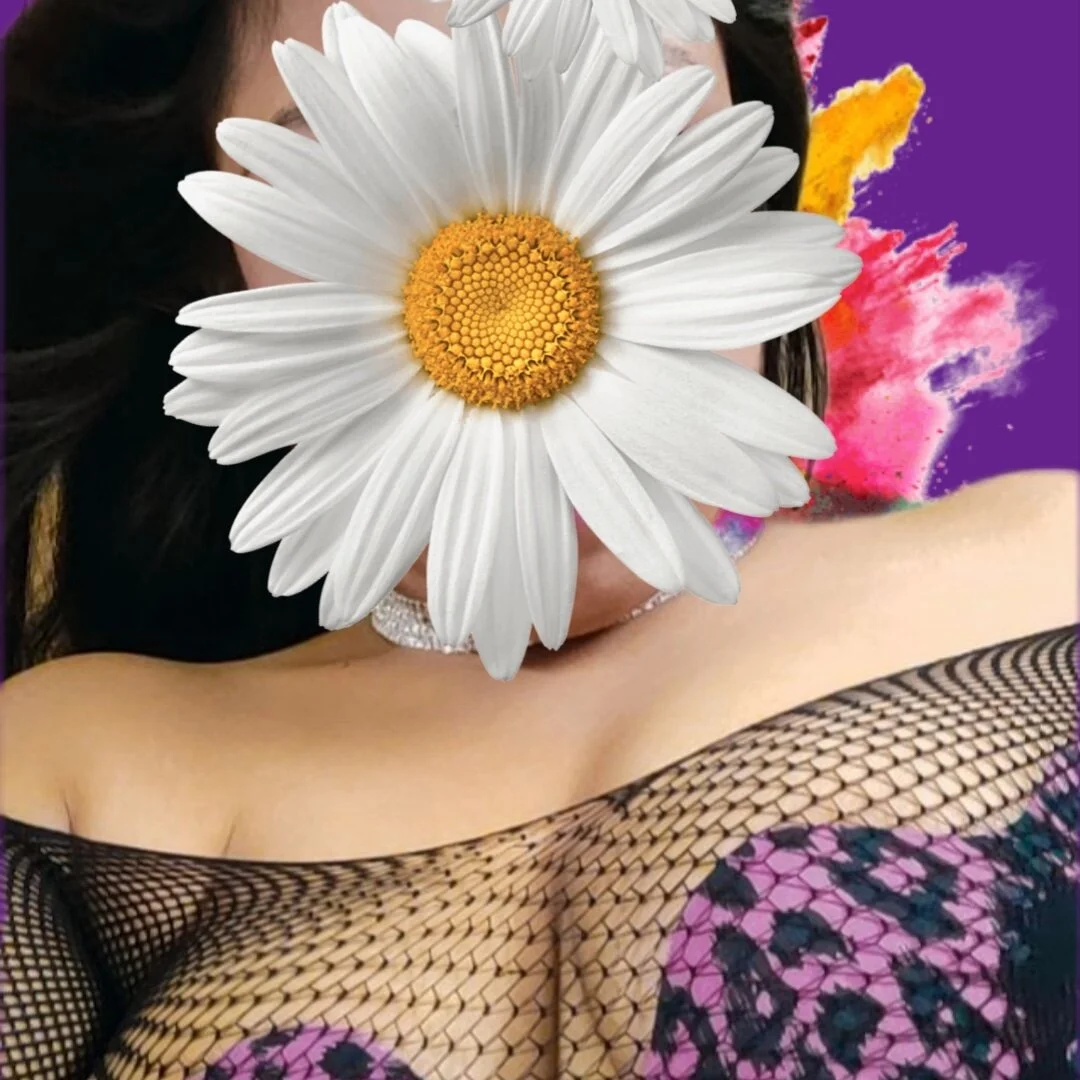 XXX Porn Photo of Nude Smile--Queen 1