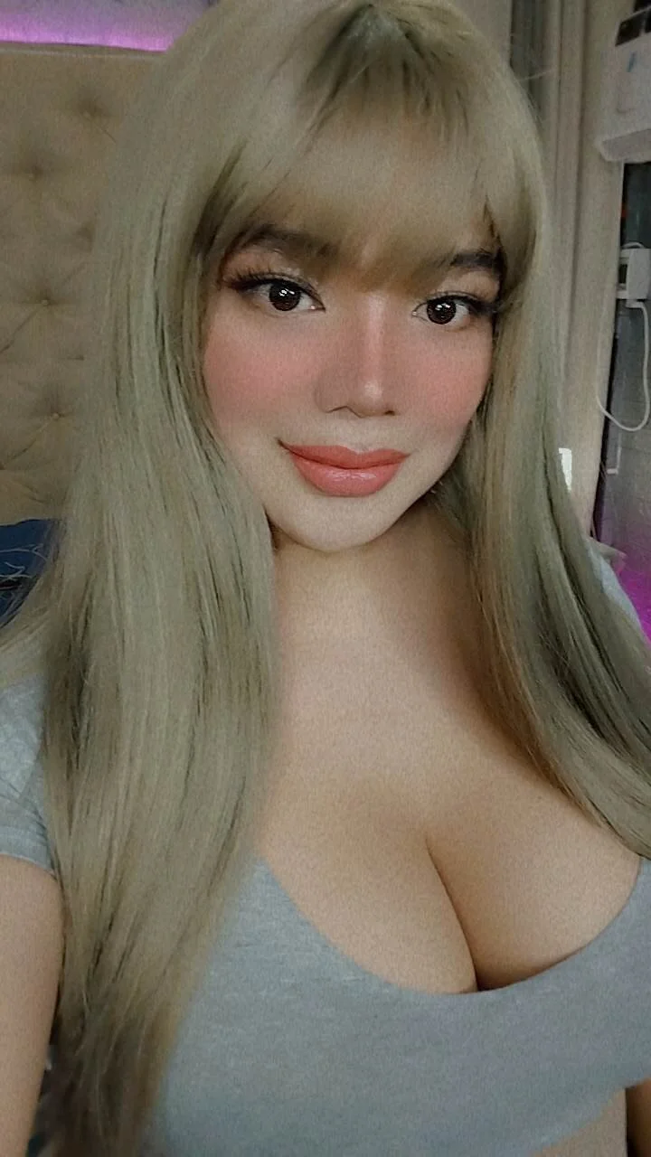 XXX Porn Photo of Nude 12InchSelfsuckerTs 6