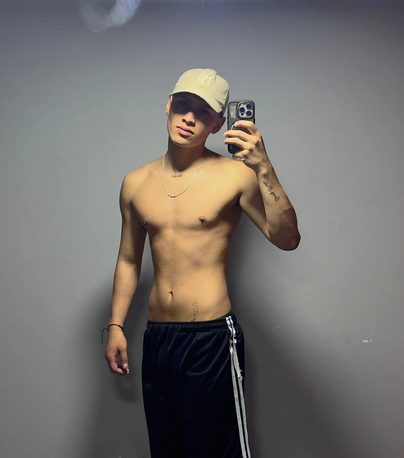 XXX Porn Photo of Nude nickk_boy 3