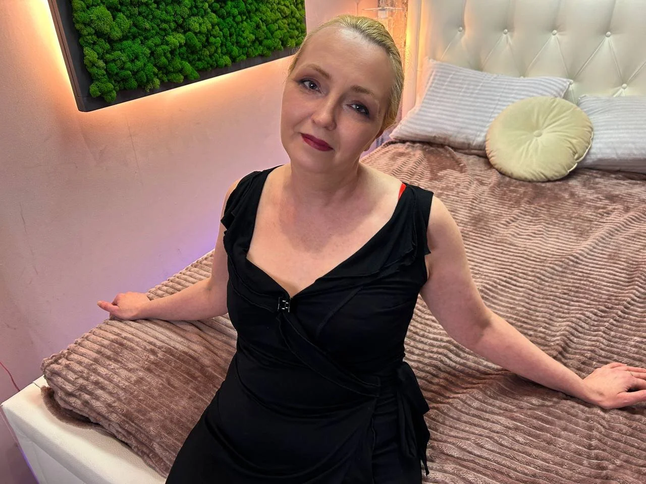 XXX Porn Photo of Nude Karen_Villis 4