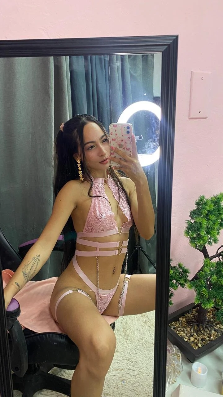 XXX Porn Photo of Nude Daphne_Rosse 12