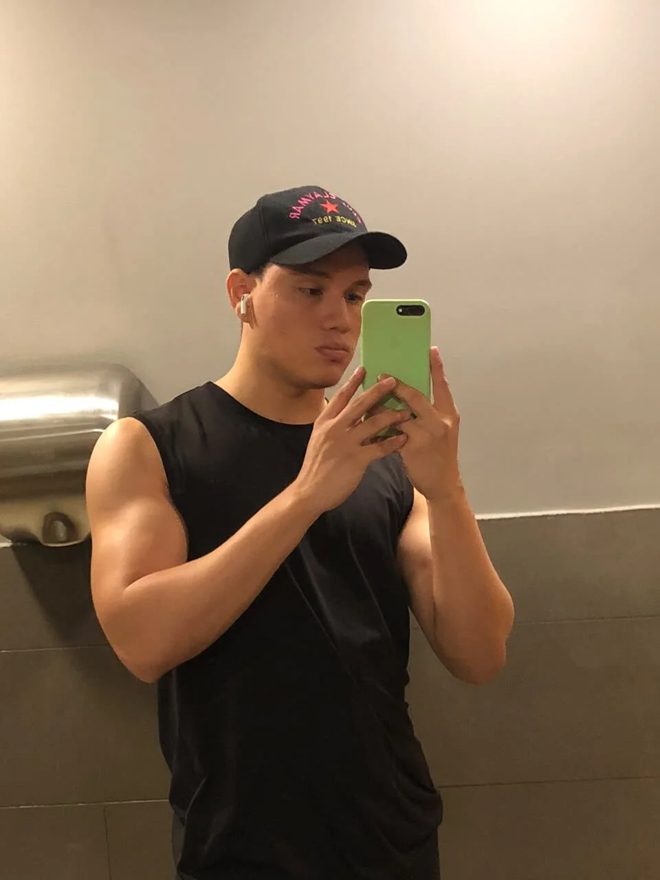 XXX Porn Photo of Nude boys_roomhard 1