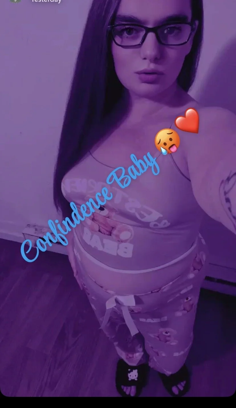 XXX Porn Photo of Nude DaddysLiLNaughtyWife 1