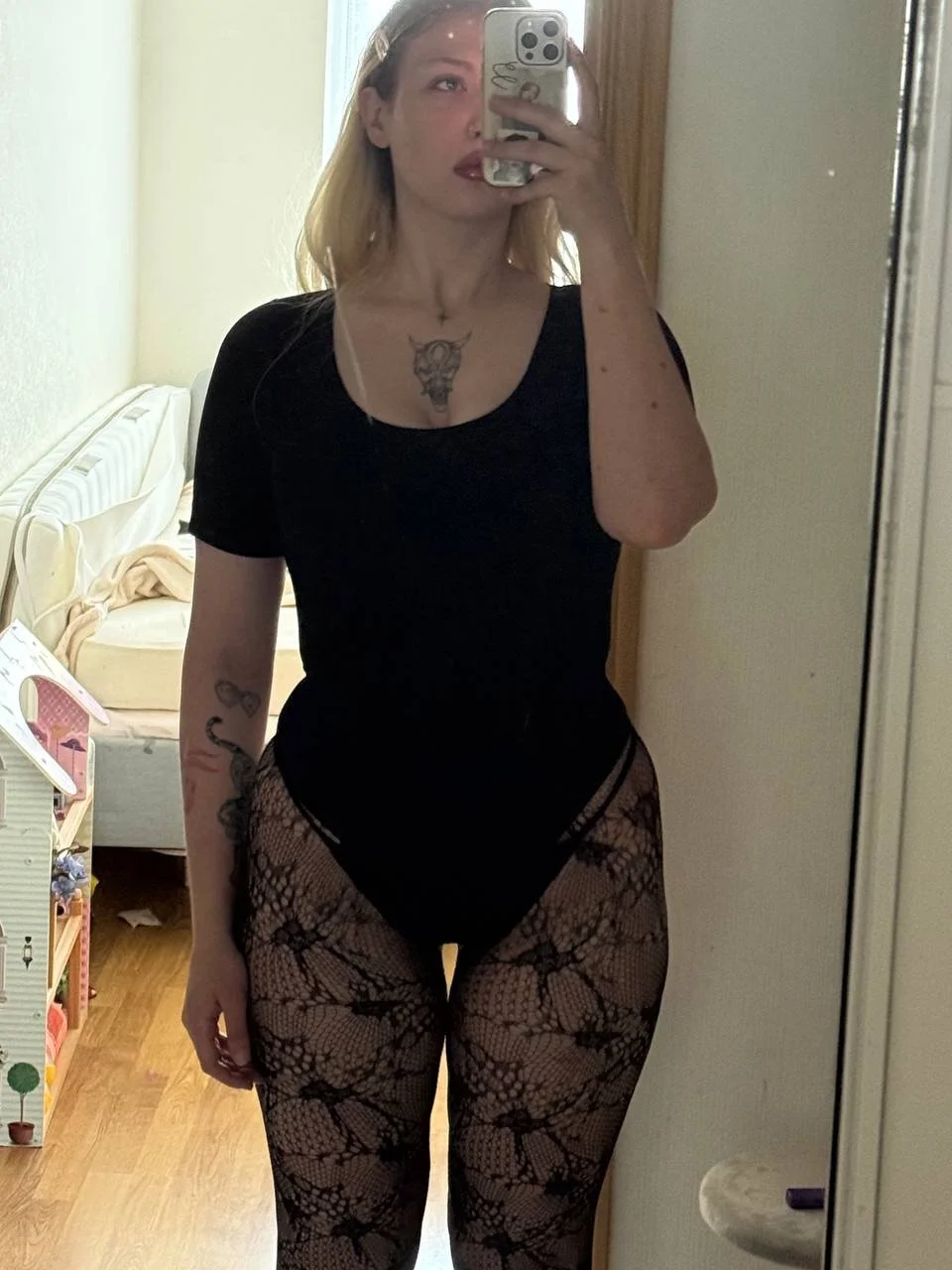 XXX Porn Photo of Nude BlondieSummer 1